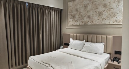 Hotel Gokul Inn & Banquet Room Type - Royal Suite With Bathtub