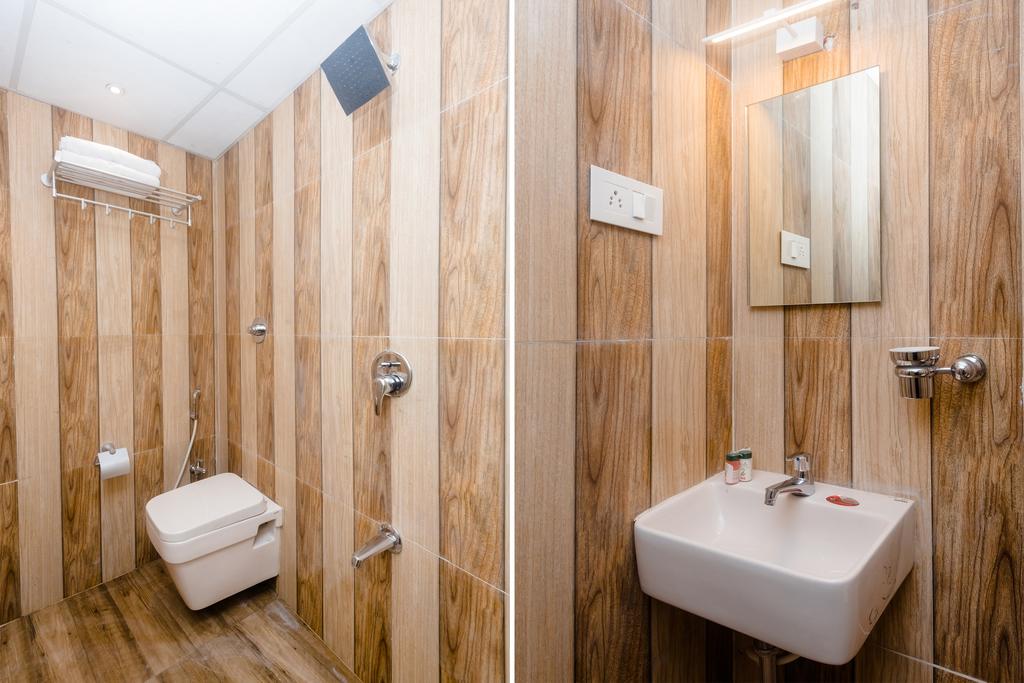 Hotel Embassy Suites - Tap to explore photos