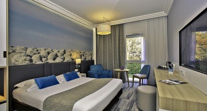 H Room Type - Standard room with 1 double bed and 1 single bed
