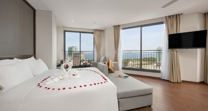 Cosmos Danang Hotel Room Type - Suite with Sea View and Bathtub