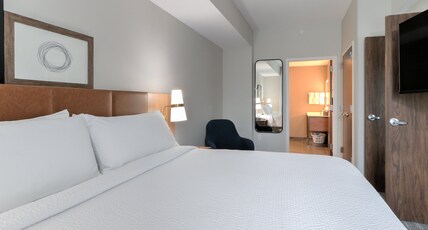 Staybridge Suites PIGEON FORGE - SMOKY MTNS Room Type - 1 King One Bedroom Suite Communications Accessible Staybridge Suites PIGEON FORGE - SMOKY MTNS Room Type - 1 King One Bedroom Suite Communications Accessible