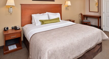 Candlewood Suites Williston, an IHG Hotel Room Type - 1 King 1 Bdrm Ste Comm Mobil Acc Tub