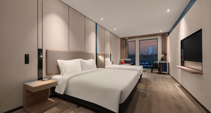 Holiday Inn Express Shanghai Pujiang Room Type - 1 King 1 Single Standard
