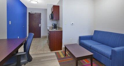 Holiday Inn Express Niles Room Type - 2 Queen Suite Sofa Bed