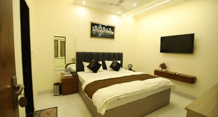 HOTEL R. Raghavam Room Type - Deluxe Room
