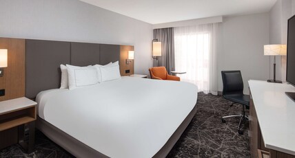 DoubleTree by Hilton Sacramento Room Type - 1 KING BED ROOM NONSMOKING