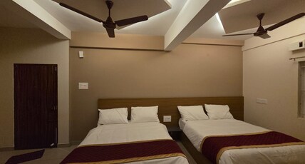Hotel Sri Murari Room Type - Family room (2 Queen Bed )