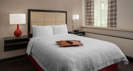 Hampton Inn & Suites by Hilton Milwaukee Downtown Room Type - 1 DOUBLE BED NONSMOKING