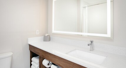 Holiday Inn Express & Suites Port Washington Room Type - Standard Room