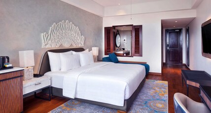 Grand Mercure Bali Seminyak Room Type - Deluxe Room King - Pool View Grand Mercure Bali Seminyak Room Type - Deluxe Room King - Pool View