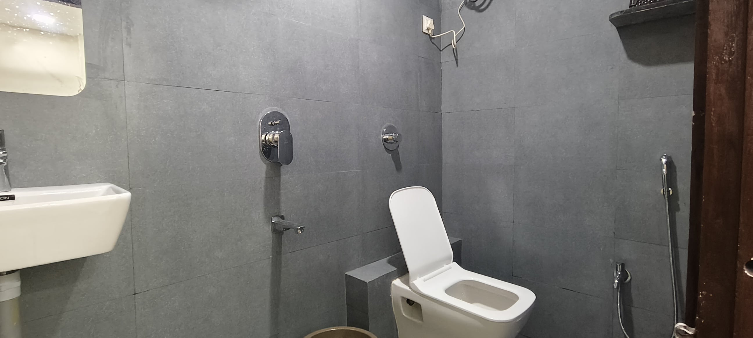 HOTEL LUVKUSH INN NEAR ITWARI RAILWAY STATION - Tap to explore photos