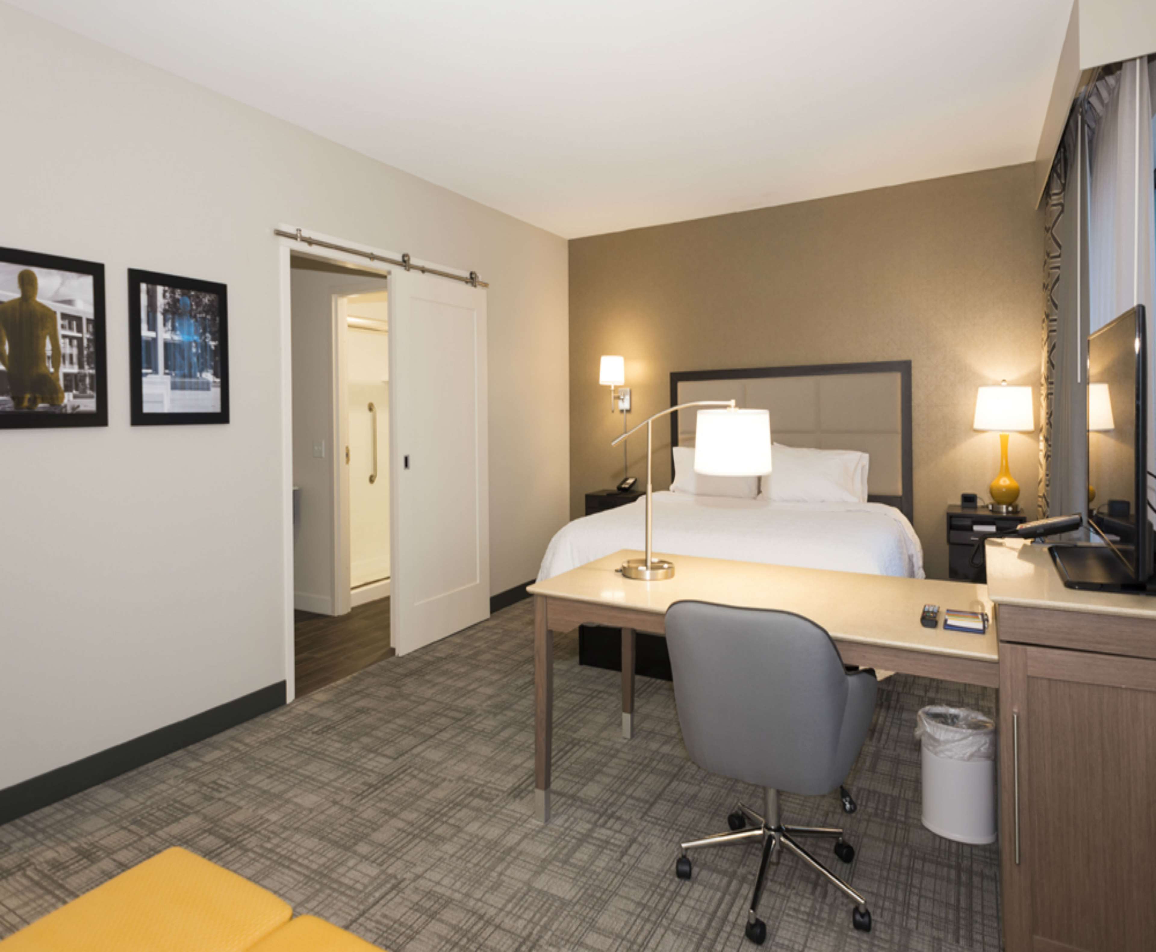 Hampton Inn & Suites by Hilton Minneapolis University Area - Tap to explore photos