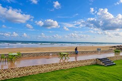 Address of LLOYDS BEACH RESORT