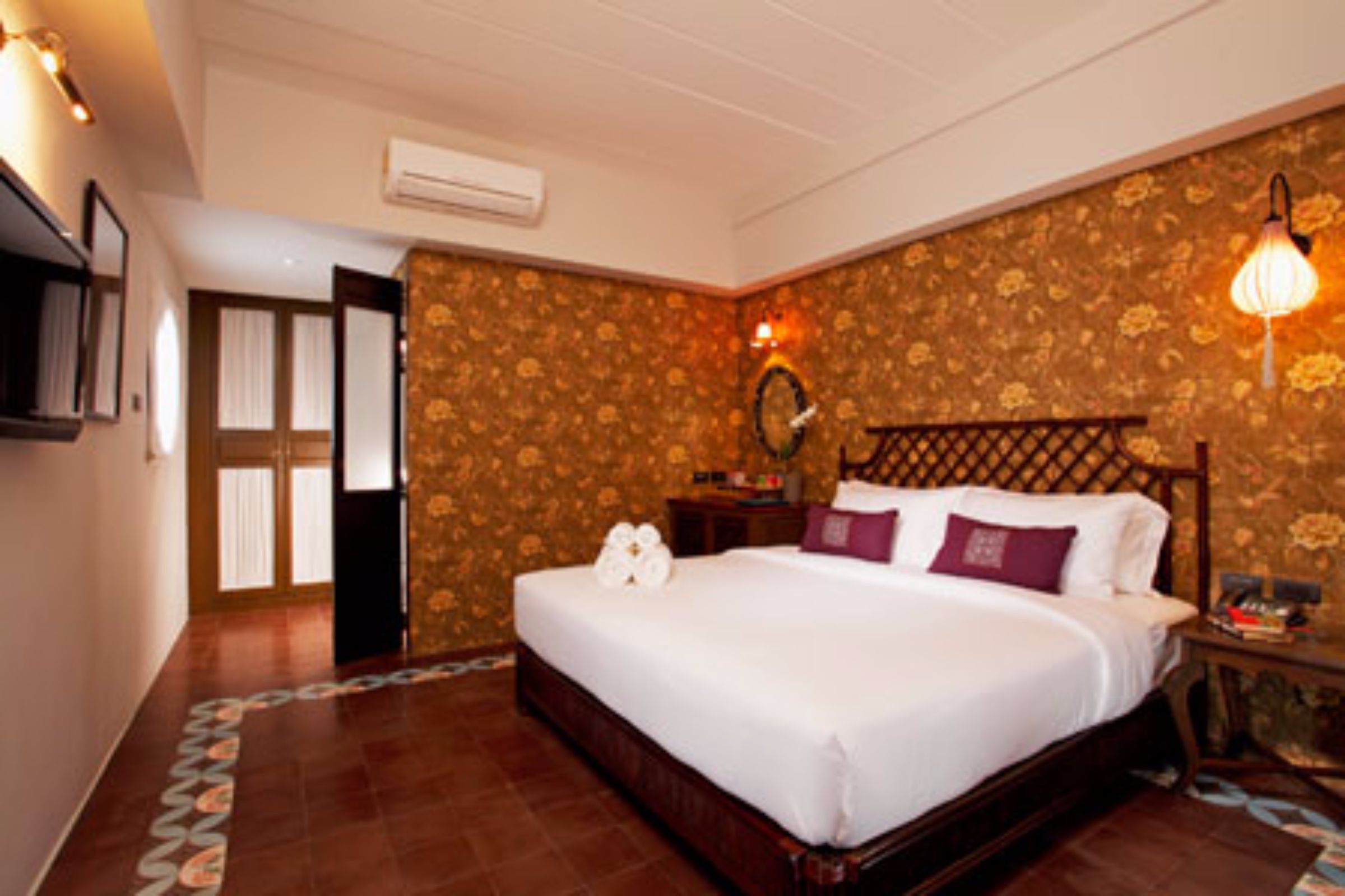 Baan Chart Hotel Bangkok - Tap to explore photos