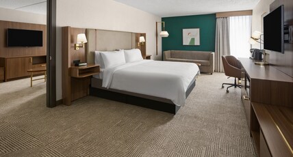 Holiday Inn MORGANTOWN - READING AREA Room Type - 1 Bedroom Suite 1 King 1 Bunk Bed