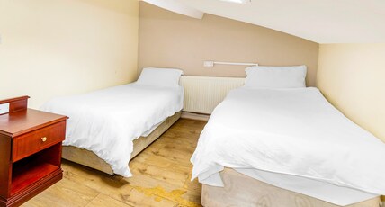 OYO Old Oak Tree Inn Room Type - Standard Twin Room