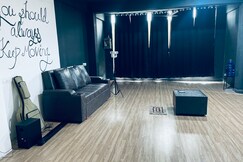 Bedroom Theater, spacious Studio for stay.