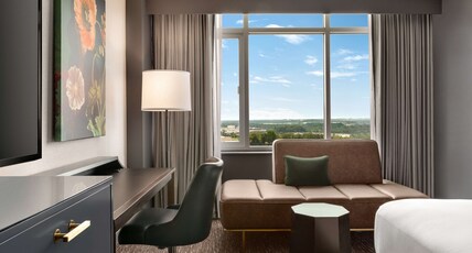 Hilton Baltimore BWI Airport Room Type - 1 KING BED HIGH FLOOR
