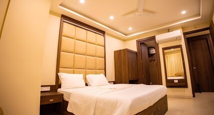 king's crown hotel Room Type - Deluxe King Bed Room with City View