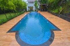 4Bhk Turf Villa with Pvt Pool, Jacuzzi & Rain Dance by Heart Staycation