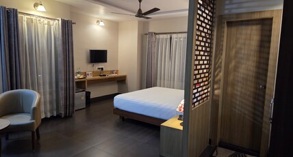Hotel Gulmohar Grand Room Type - Luxury Room with Work Desk