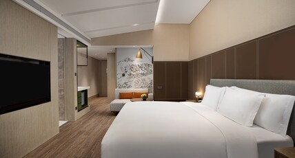 Crowne Plaza CHONGLI RESORT Room Type - 1 King Premium Lake View