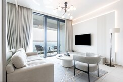 ELIVAAS Curated Prime 1BR with Marina Views and Beach Access