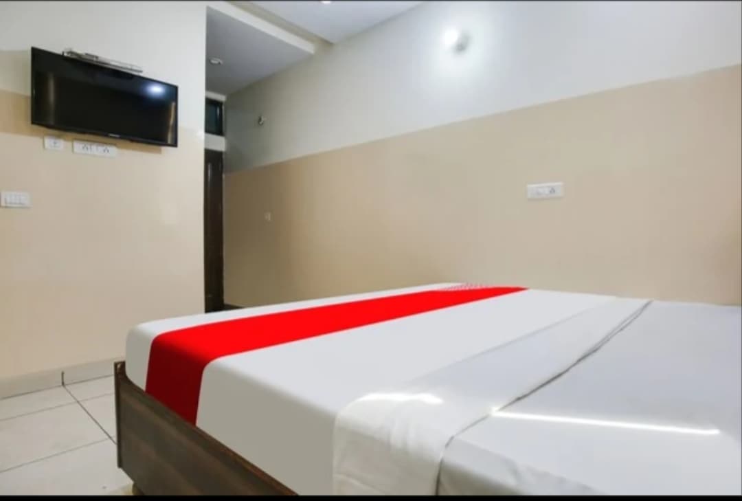 Noor Plaza | Budget AC Rooms - Tap to explore photos