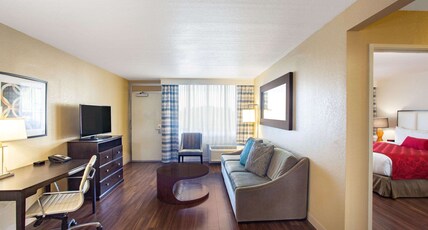 Ramada by Wyndham Venice Hotel Venezia Room Type - 1 King Bed, One-Bedroom Suite, Non-Smoking