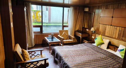 Hotel Dekeling Mall Road Room Type - Deluxe Room Non View Hotel Dekeling Mall Road Room Type - Deluxe Room Non View