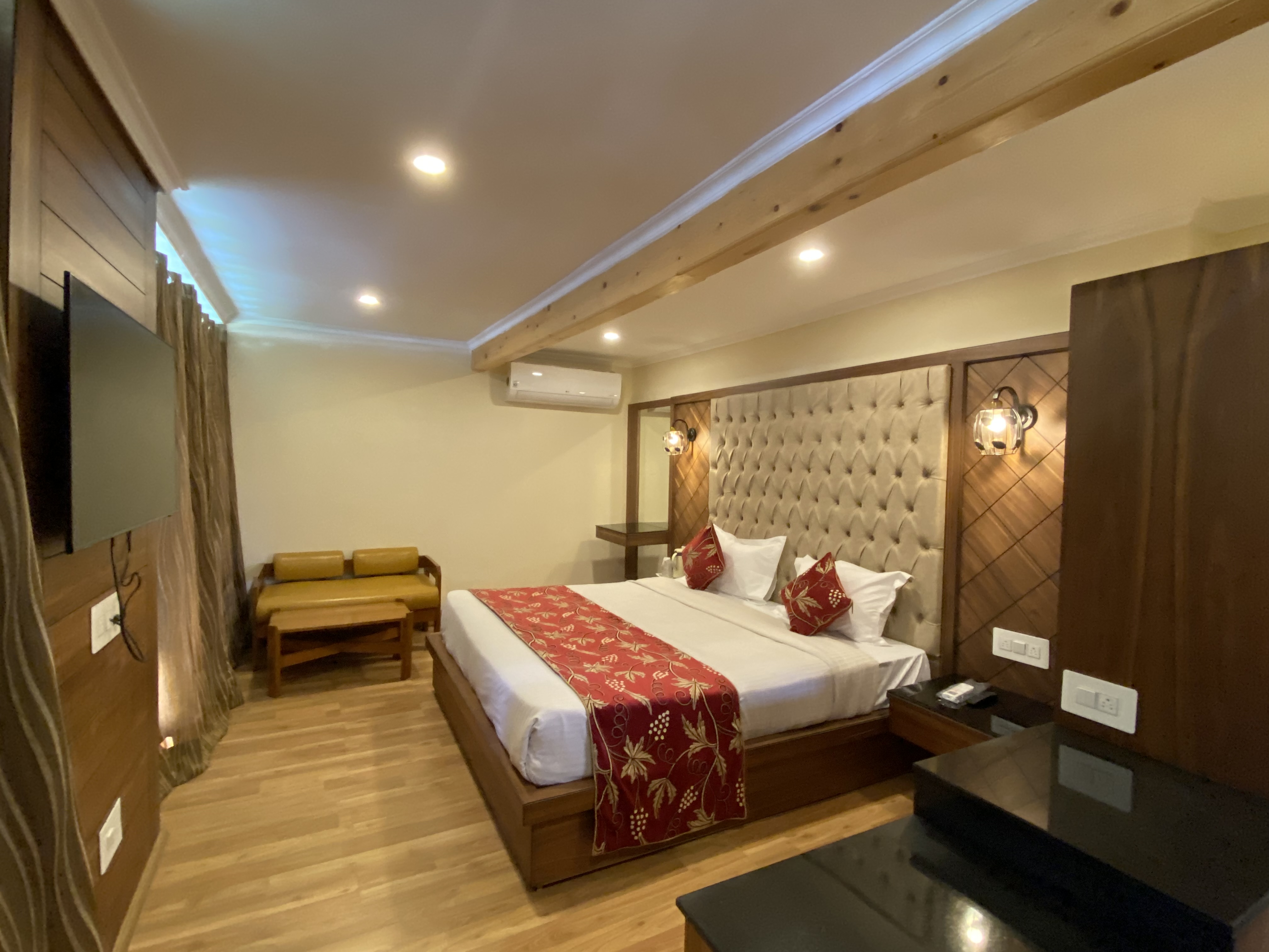 Hotel Brown Palace Nearby Dal Lake - Tap to explore photos