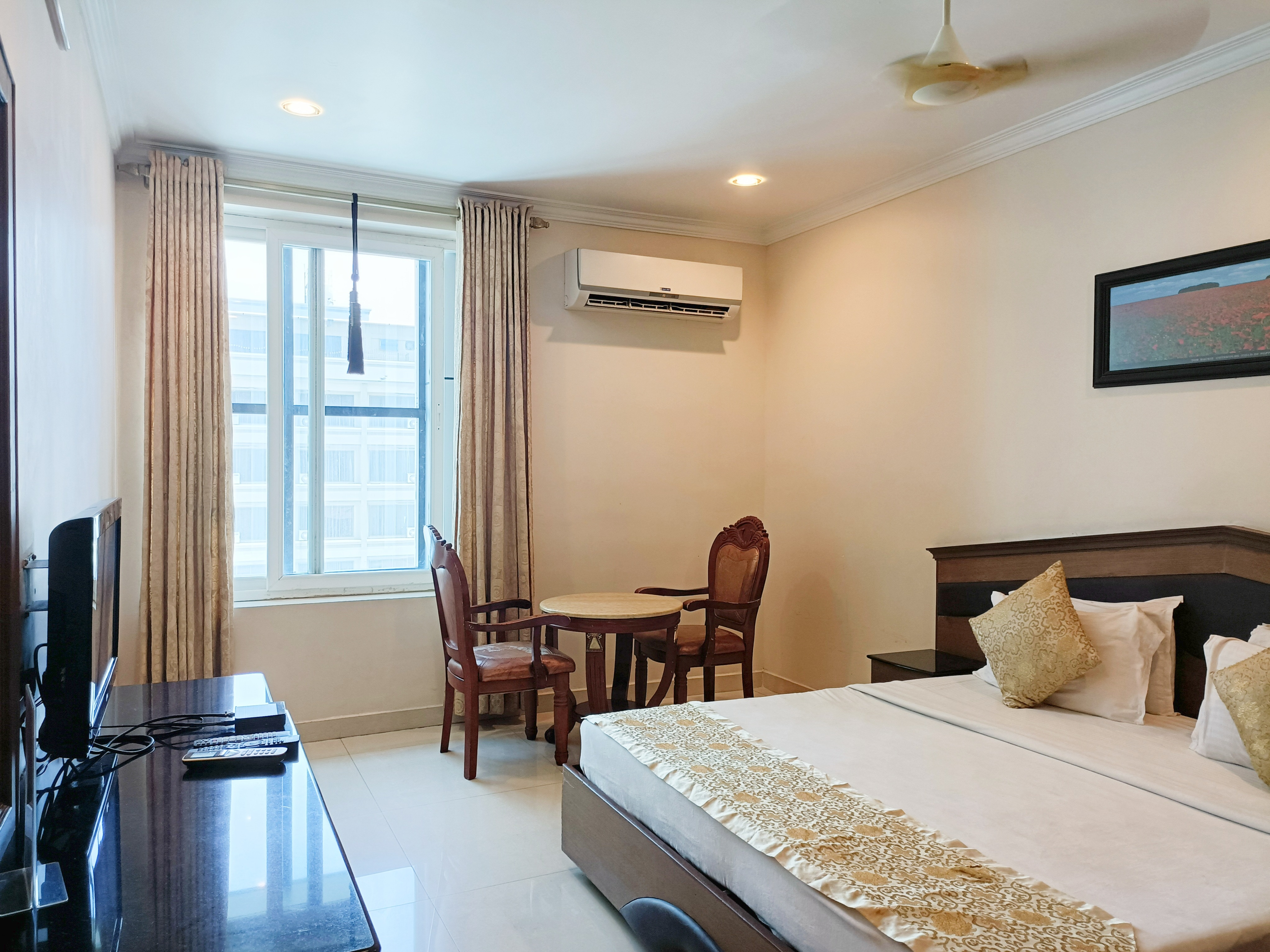 The Seashore Hotel - Tap to explore photos