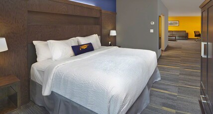 Scholar Morgantown, Tapestry Collection by Hilton Room Type - 1 KING LIVING JUNIOR SUITE