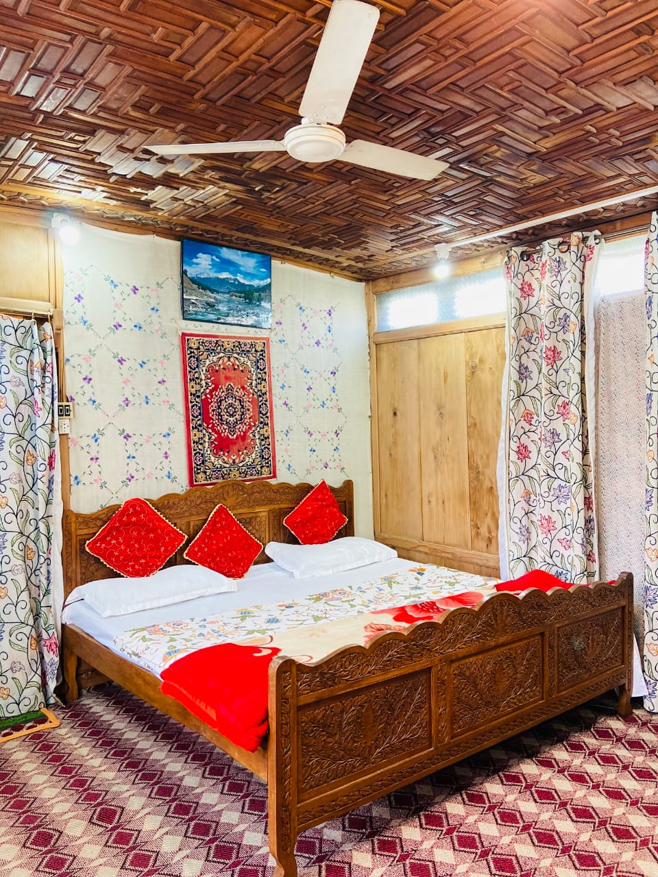 Houseboat Tanveer Mahal - Tap to explore photos