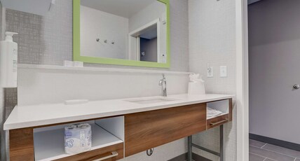 Hampton Inn & Suites by Hilton Cincinnati Midtown Rookwood Room Type - 1 KNG HEARING ACC