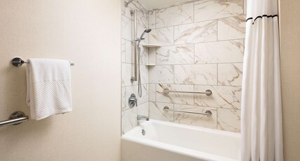 Embassy Suites Atlanta - Buckhead Room Type - 2 QUEEN SUITE ACCESS TUB