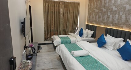 Hotel Indore Palace, Feel At Home (Newly Renovated Hotel) Room Type - Executive Triple Bed Room Bed AC Hotel Indore Palace, Feel At Home (Newly Renovated Hotel) Room Type - Executive Triple Bed Room Bed AC