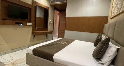 POOJA O DINE Room Type - Premium Deluxe Corner King Room