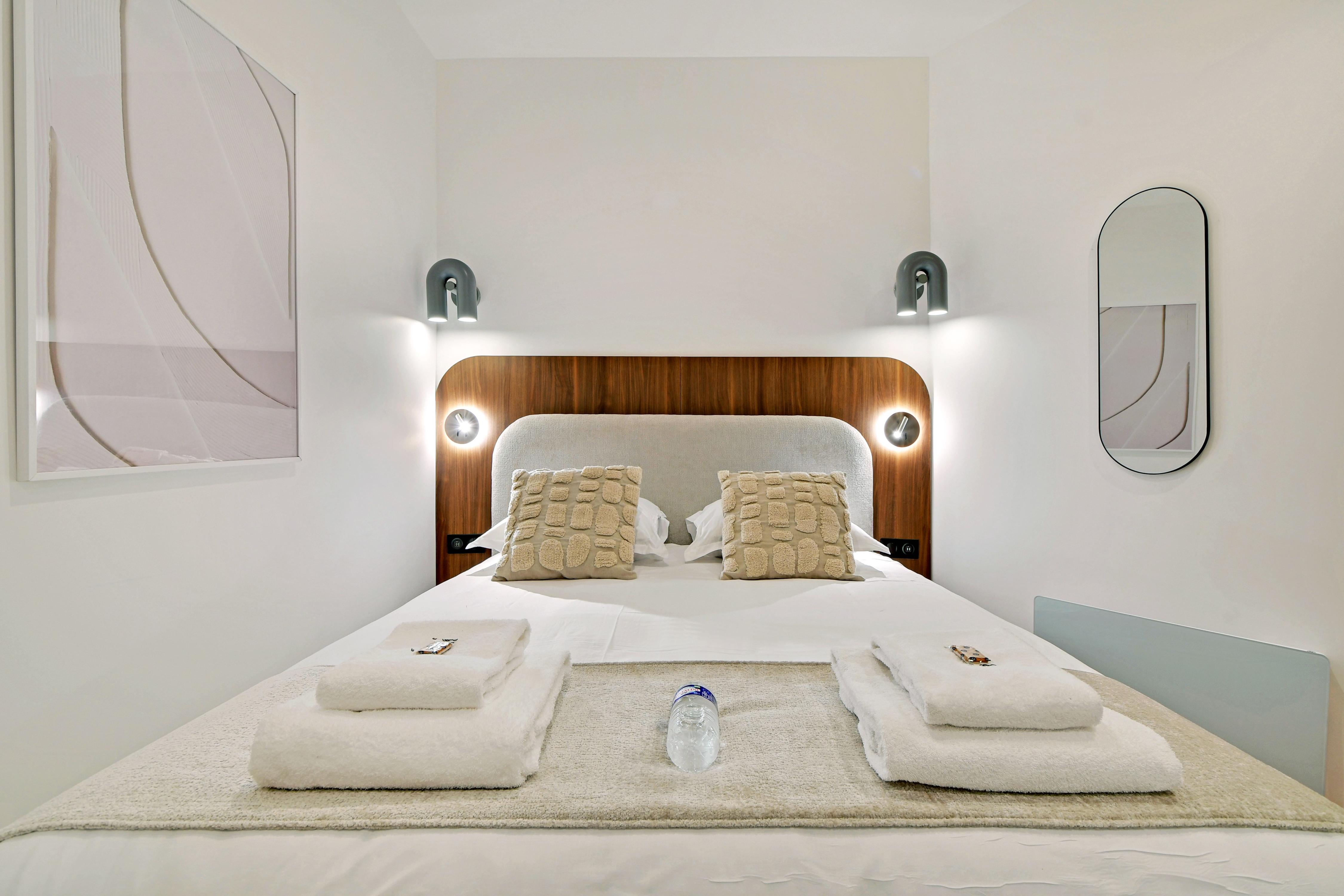 Spacious Apartment - 3Bdr/6P - Pigalle - Tap to explore photos