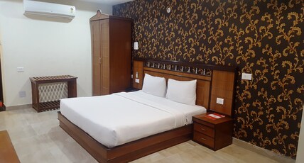 Chopra residency Room Type - Semi Deluxe (Double Bed)
