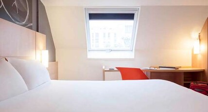IBIS PARIS MAINE MONTPARNASSE Room Type - Room with a double bed featuring the newbedding