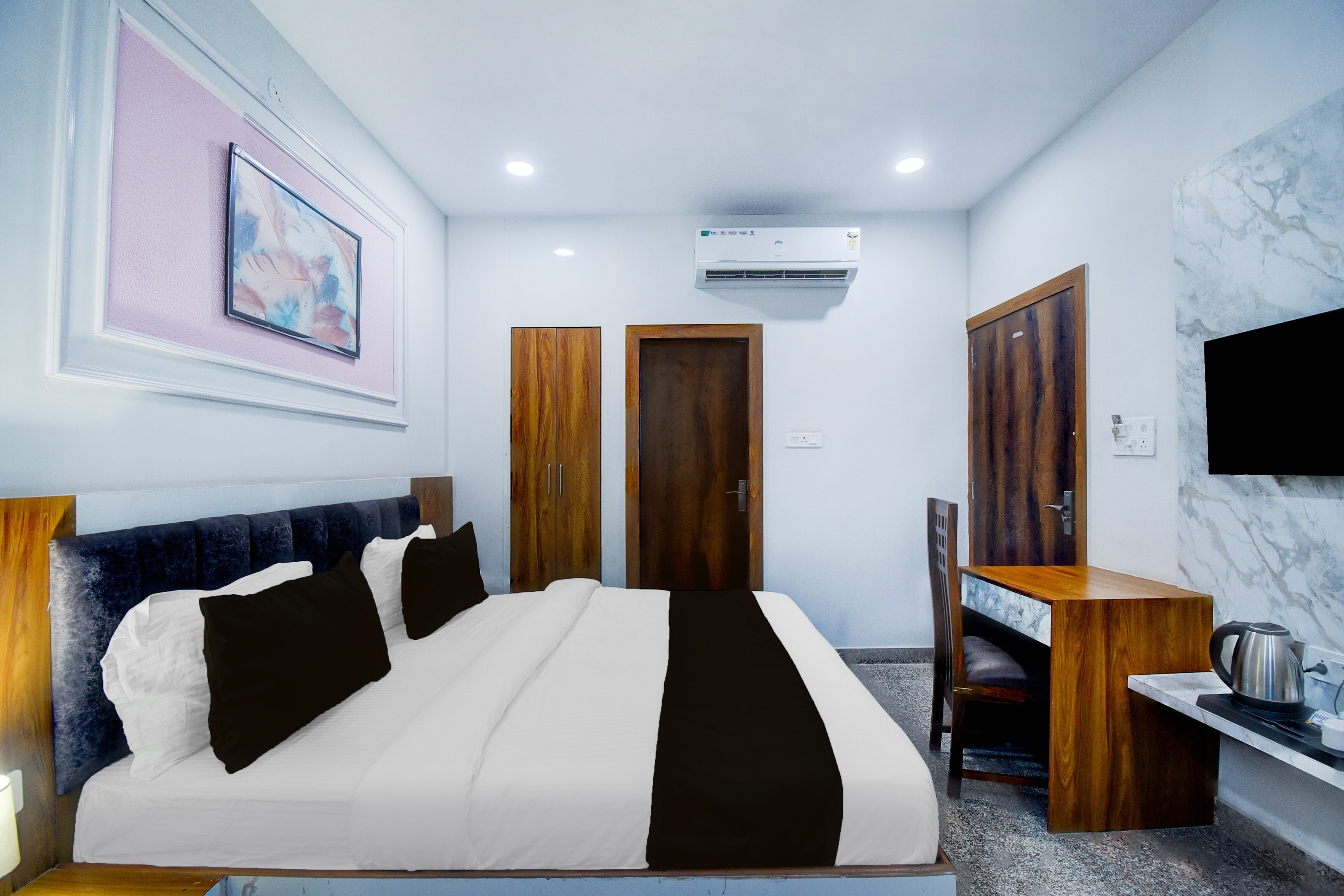 Hotel O Maruti - Tap to explore photos