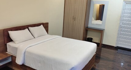 Ponpandian Family Restaurant Room Type - Deluxe Double Room