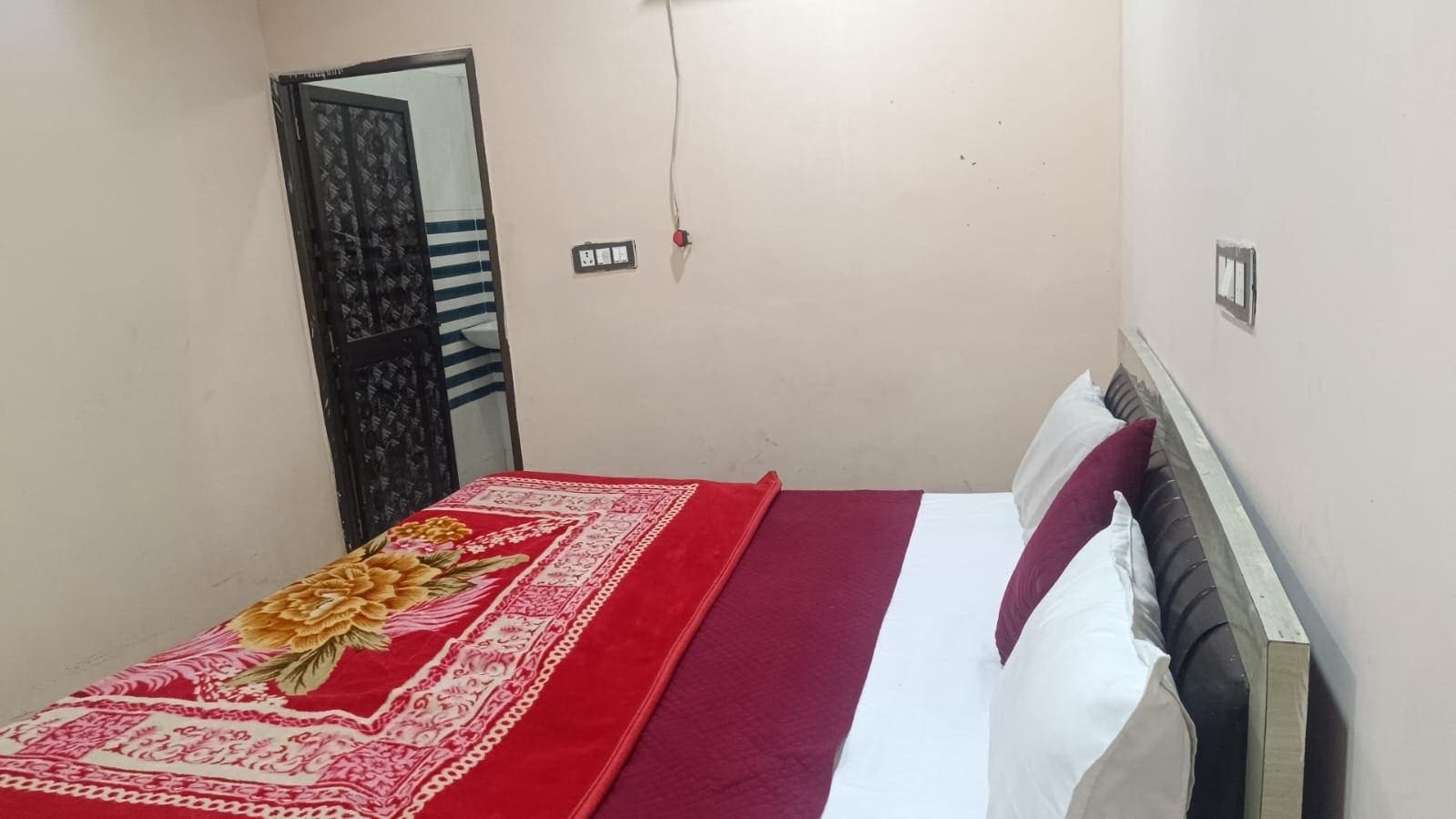 Hotel O LAXMI PAYING GUEST HOUSE - Tap to explore photos