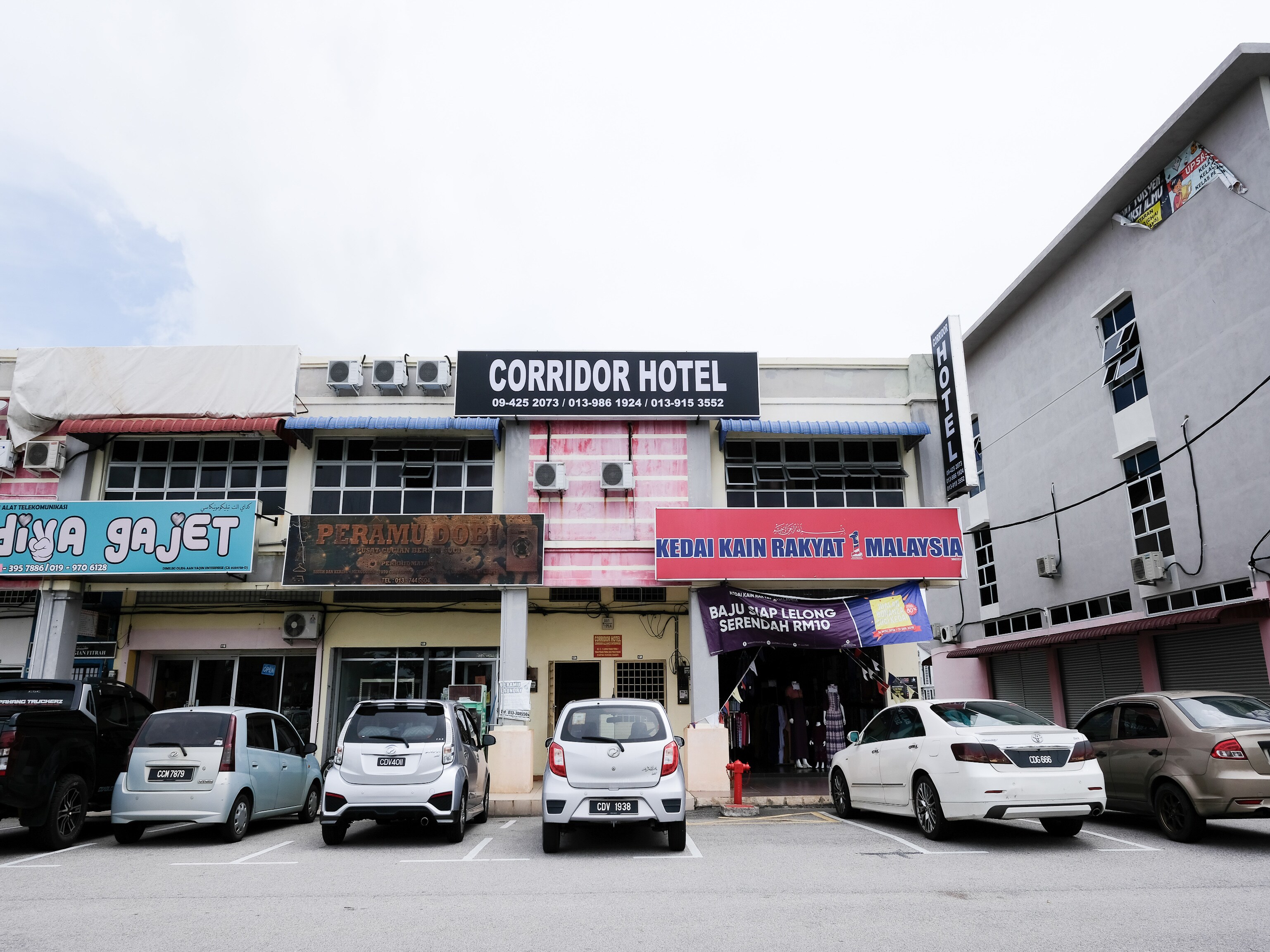 Super OYO 720 Corridor Hotel 2 - Tap to explore photos