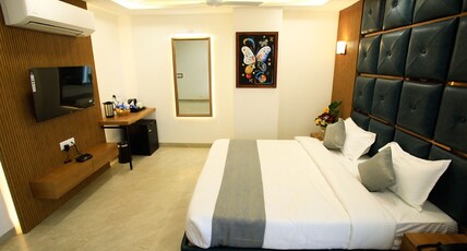 Hotel omkar Palace Room Type - Suite Room