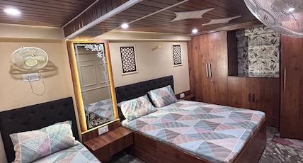 SHREE NARAYANA GUEST HOUSE Room Type - 3 Bed A.C. Room SHREE NARAYANA GUEST HOUSE Room Type - 3 Bed A.C. Room