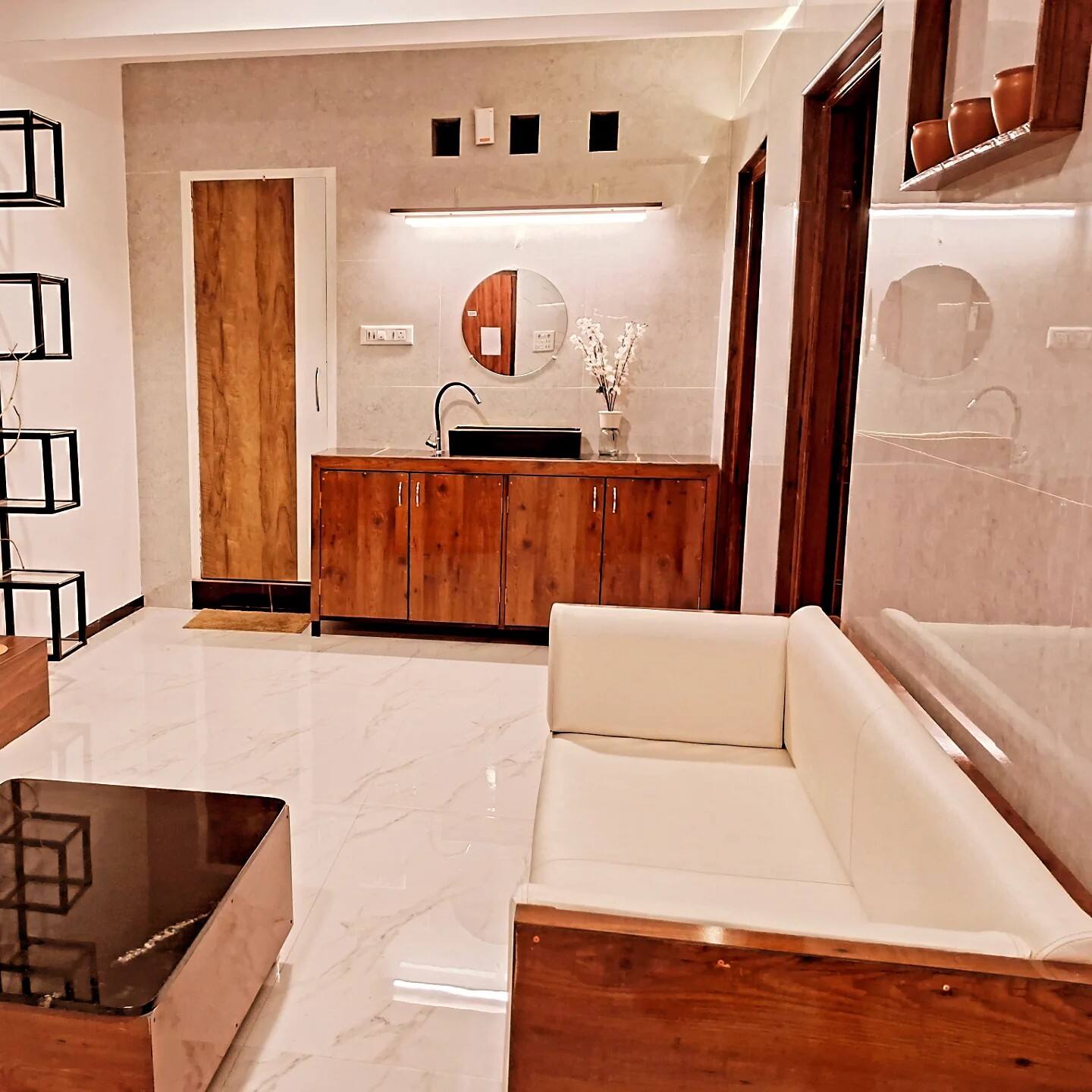 SE Grand 7BHK AC flat with 4 Kitchen & 4 Living rooms - Tap to explore photos