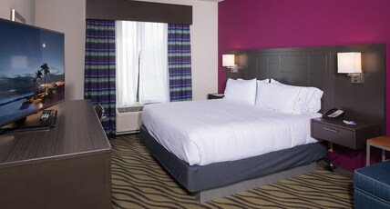 Holiday Inn Express HUTCHINSON Room Type - 1 King Bed Standard Comm Access Tub
