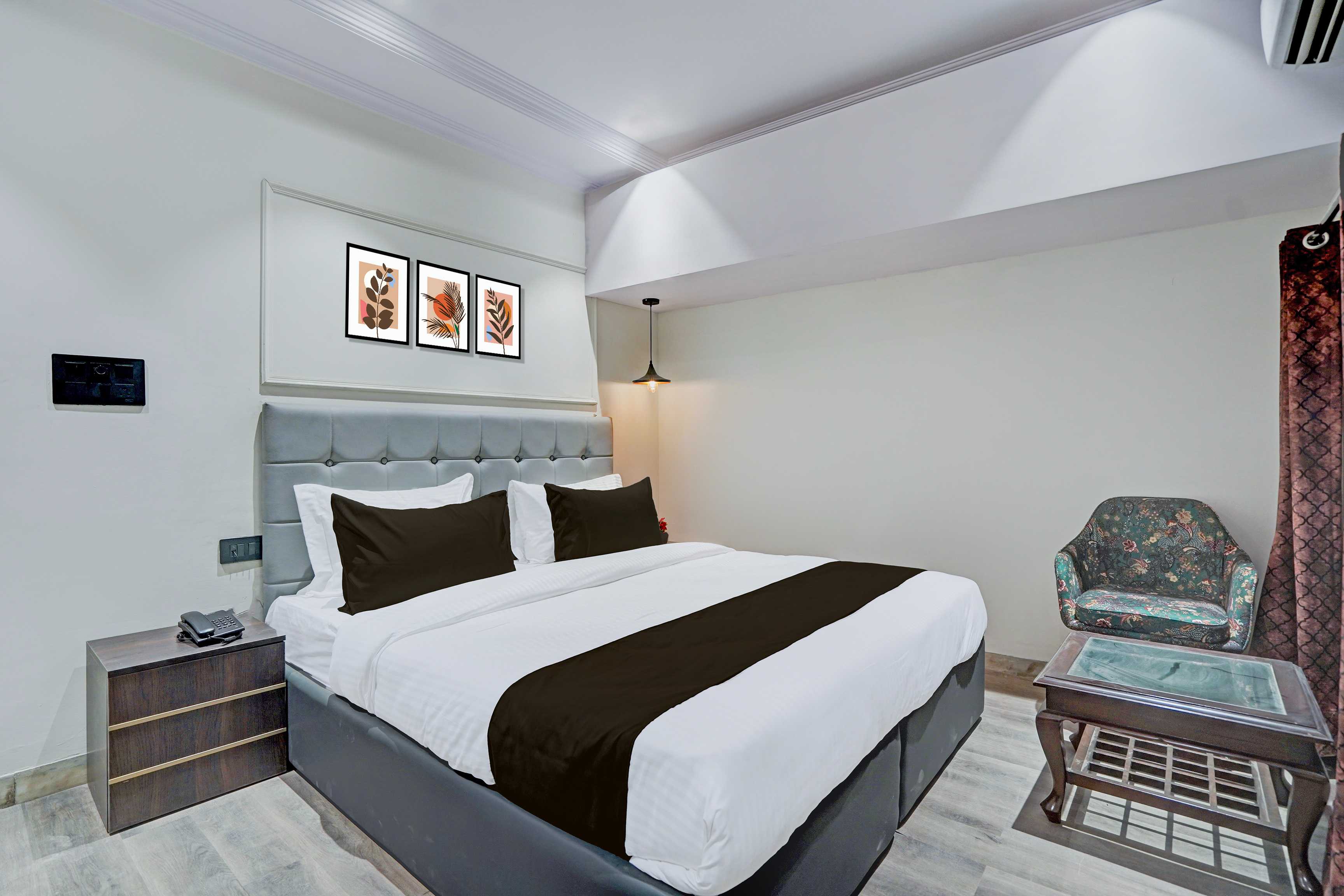 Townhouse Oak Karol Bagh - Tap to explore photos